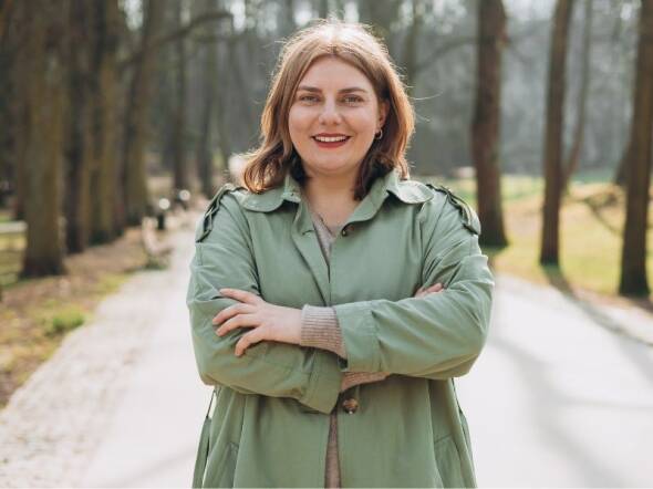 woman contemplating natural ivf